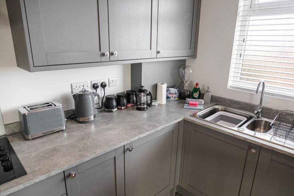 Bournecoast - Stylish Flat With Balcony - Sea Views - 10 Min Walk To Beach - Parking - Wifi - Fm8407 Bournemouth Exteriér fotografie