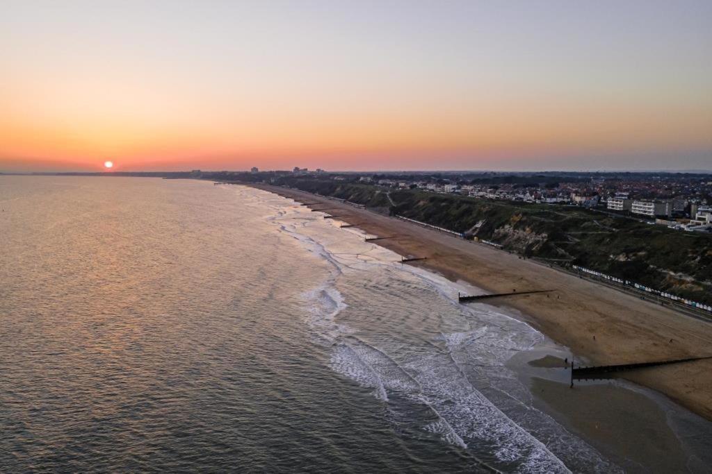 Bournecoast - Stylish Flat With Balcony - Sea Views - 10 Min Walk To Beach - Parking - Wifi - Fm8407 Bournemouth Exteriér fotografie