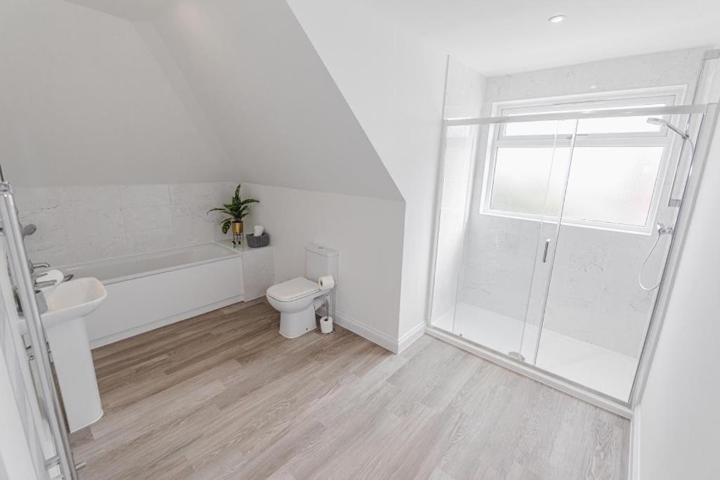 Bournecoast - Stylish Flat With Balcony - Sea Views - 10 Min Walk To Beach - Parking - Wifi - Fm8407 Bournemouth Exteriér fotografie