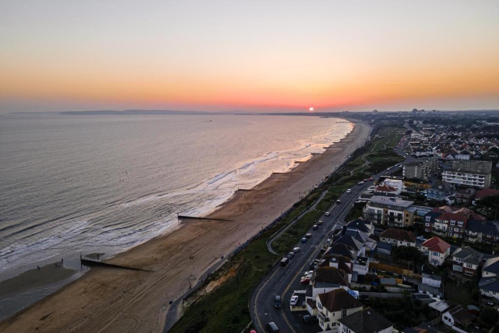Bournecoast - Stylish Flat With Balcony - Sea Views - 10 Min Walk To Beach - Parking - Wifi - Fm8407 Bournemouth Exteriér fotografie